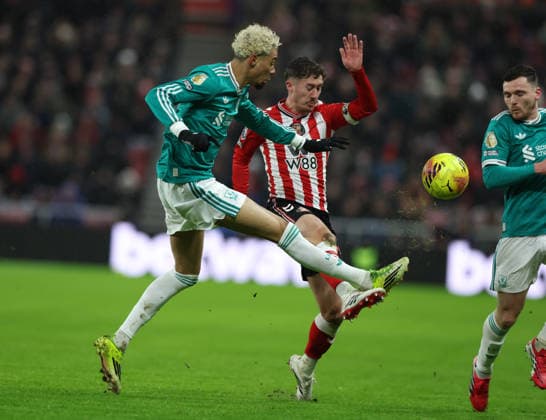 Sunderland, England, 11th February 2026. Trai Hume (R) of Sunderland in action with Hugo Ekitike of Liverpool during the Sunderland vs Liverpool Premier League match at the Stadium Of Light, Sunderland. Picture credit should read: Nigel Roddis Sportimage EDITORIAL USE ONLY. No use with unauthorised audio, video, data, fixture lists, club league logos or live services. Online in-match use limited to 120 images, no video emulation. No use in betting, games or single club league player publications. SPI_007_NR_SUND_LIVE SPI-4522-0007