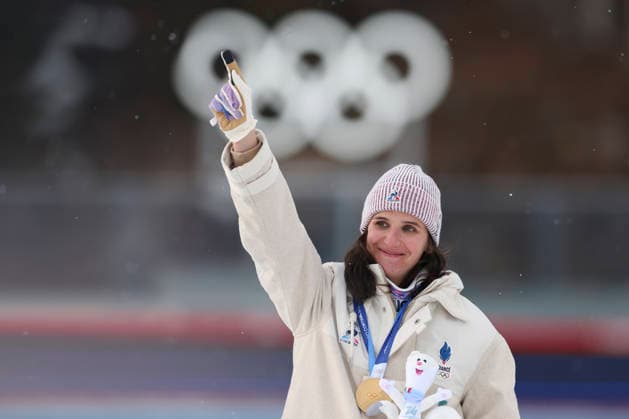 (260211) -- ANTERSELVA, Feb. 11, 2026 -- Gold medalist Julia Simon of France celebrates during the awarding ceremony of the biathlon women s 15km individual match at the Milan-Cortina 2026 Olympic Winter games, Winterspiele,Spiele, Summer games in Anterselva, Italy, Feb. 11, 2026. ) (MICO2026)ITALY-ANTERSELVA-OLYMPIC WINTER GAMES-BIATHLON-WOMEN S 15KM INDIVIDUAL ZhangxTao 