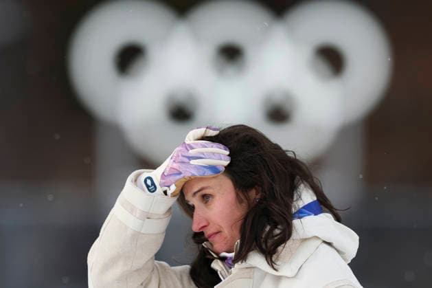 (260211) -- ANTERSELVA, Feb. 11, 2026 -- Gold medalist Julia Simon of France weeps during the awarding ceremony of the biathlon women s 15km individual match at the Milan-Cortina 2026 Olympic Winter games, Winterspiele,Spiele, Summer games in Anterselva, Italy, Feb. 11, 2026. ) (MICO2026)ITALY-ANTERSELVA-OLYMPIC WINTER GAMES-BIATHLON-WOMEN S 15KM INDIVIDUAL ZhangxTao 