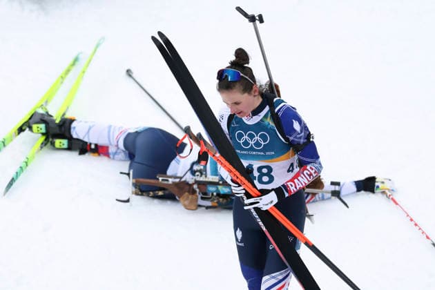(260211) -- ANTERSELVA, Feb. 11, 2026 -- Julia Simon of France reacts at the finish line after the biathlon women s 15km individual match at the Milan-Cortina 2026 Olympic Winter games, Winterspiele,Spiele, Summer games in Anterselva, Italy, Feb. 11, 2026. ) (MICO2026)ITALY-ANTERSELVA-OLYMPIC WINTER GAMES-BIATHLON-WOMEN S 15KM INDIVIDUAL ZhangxTao 