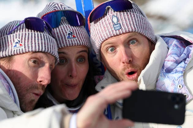 (260211) -- ANTERSELVA, Feb. 11, 2026 -- Gold medalist (C) Julia Simon of France poses for a photo with teammates after the awarding ceremony of the biathlon women s 15km individual match at the Milan-Cortina 2026 Olympic Winter games, Winterspiele,Spiele, Summer games in Anterselva, Italy, Feb. 11, 2026. ) (MICO2026)ITALY-ANTERSELVA-OLYMPIC WINTER GAMES-BIATHLON-WOMEN S 15KM INDIVIDUAL ZhangxTao 
