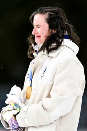 (260211) -- ANTERSELVA, Feb. 11, 2026 -- Gold medalist Julia Simon of France weeps during the awarding ceremony of the biathlon women s 15km individual match at the Milan-Cortina 2026 Olympic Winter games, Winterspiele,Spiele, Summer games in Anterselva, Italy, Feb. 11, 2026. ) (MICO2026)ITALY-ANTERSELVA-OLYMPIC WINTER GAMES-BIATHLON-WOMEN S 15KM INDIVIDUAL JiangxHan 