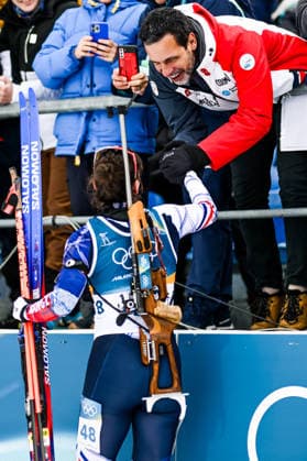 (260211) -- ANTERSELVA, Feb. 11, 2026 -- Julia Simon (bottom) of France celebrates with her coach after the biathlon women s 15km individual match at the Milan-Cortina 2026 Olympic Winter games, Winterspiele,Spiele, Summer games in Anterselva, Italy, Feb. 11, 2026. ) (MICO2026)ITALY-ANTERSELVA-OLYMPIC WINTER GAMES-BIATHLON-WOMEN S 15KM INDIVIDUAL JiangxHan 