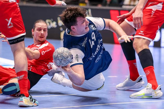 11 02 2026, Handball, 1 HBL, Bergischer HC MT Melsungen, Matchday 20, Uni Halle Wuppertal Aron Seesing BHC 49 throws the ball on goal in a duel against Olle Forsell Schefvert Melsungen 25 North Rhine-Westphalia Germany