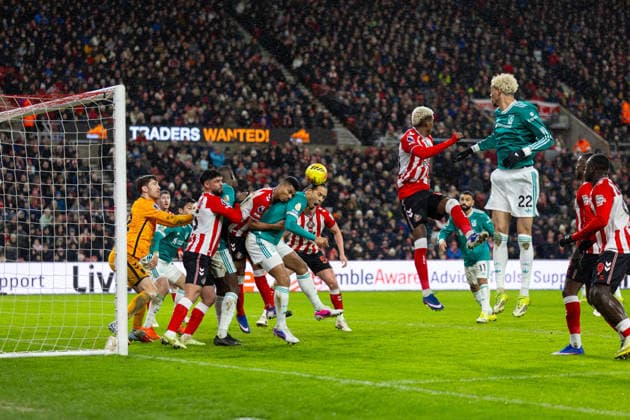 Football - FA Premier League - Sunderland AFC v Liverpool FC SUNDERLAND, ENGLAND - Wednesday, February 11, 2026: Liverpool s captain Virgil van Dijk with a header during the FA Premier League match between Sunderland AFC and Liverpool FC at the Stadium of Light. (Photo by David Rawcliffe Propaganda) SUNDERLAND Stadium of Light TYNE AND WEAR ENGLAND  Copyright: xDavidxRawcliffex P2026-02-11-Sunderland_Liverpool-68