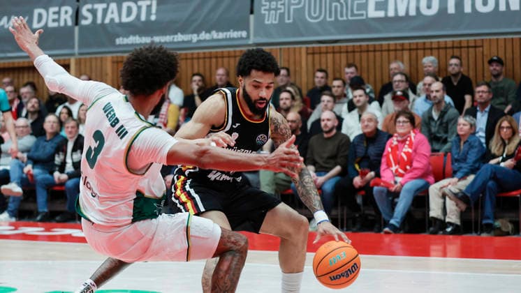 In the picture from left James Webb III Unicaja Malaga, 3 against David Muenkat Wuerzburg Baskets, 55 11 02 2026, Fitness First Wuerzburg Baskets vs Unicaja Malaga, Basketball Champions League, Round of 16, Group K, Matchday 4, Germany, 97072, tectake Arena Wuerzburg, Copyright: HMBxMedia xJulienxBecker
