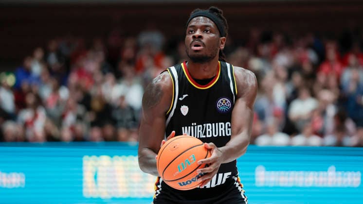 In the picture Charles Thompson Wuerzburg Baskets, 32 with the free throws 11 02 2026, Fitness First Wuerzburg Baskets vs Unicaja Malaga, Basketball Champions League, Round of 16, Group K, Matchday 4, Germany, 97072, tectake Arena Wuerzburg, Copyright: HMBxMedia xJulienxBecker