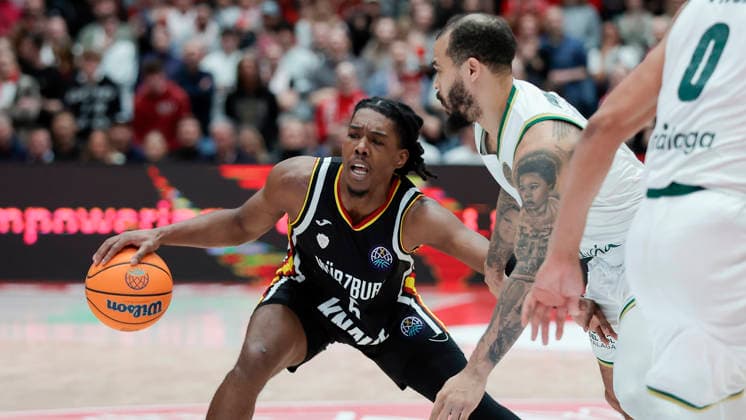In the picture from left Marcus Carr Wuerzburg Baskets, 5 against Justin Cobbs Unicaja Malaga, 11 11 02 2026, Fitness First Wuerzburg Baskets vs Unicaja Malaga, Basketball Champions League, Round of 16, Group K, Matchday 4, Germany, 97072, tectake Arena Wuerzburg, Copyright: HMBxMedia xJulienxBecker