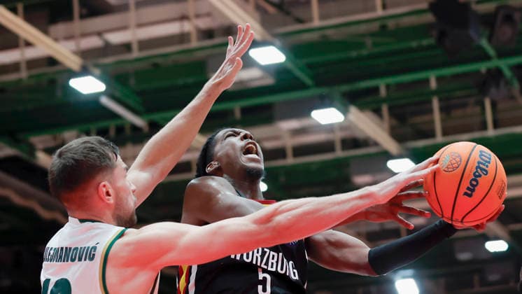 In the picture from left Emir Sulejmanovic Unicaja Malaga, 19 against Marcus Carr Wuerzburg Baskets, 5 11 02 2026, Fitness First Wuerzburg Baskets vs Unicaja Malaga, Basketball Champions League, Round of 16, Group K, Matchday 4, Germany, 97072, tectake Arena Wuerzburg, Copyright: HMBxMedia xJulienxBecker
