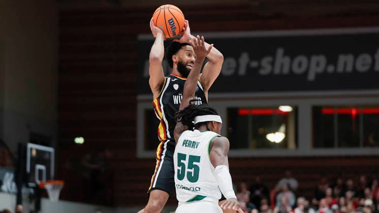 In the picture from left Davion Mintz Wuerzburg Baskets, 10 against Kendrick Perry Unicaja Malaga, 55 11 02 2026, Fitness First Wuerzburg Baskets vs Unicaja Malaga, Basketball Champions League, Round of 16, Group K, Matchday 4, Germany, 97072, tectake Arena Wuerzburg, Copyright: HMBxMedia xJulienxBecker
