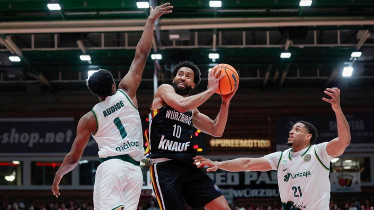 In the picture from left Chase Audige Unicaja Malaga, 1 , Davion Mintz Wuerzburg Baskets, 10 and Augustine Rubit Unicaja Malaga, 21 11 02 2026, Fitness First Wuerzburg Baskets vs Unicaja Malaga, Basketball Champions League, Round of 16, Group K, Matchday 4, Germany, 97072, tectake Arena Wuerzburg, Copyright: HMBxMedia xJulienxBecker