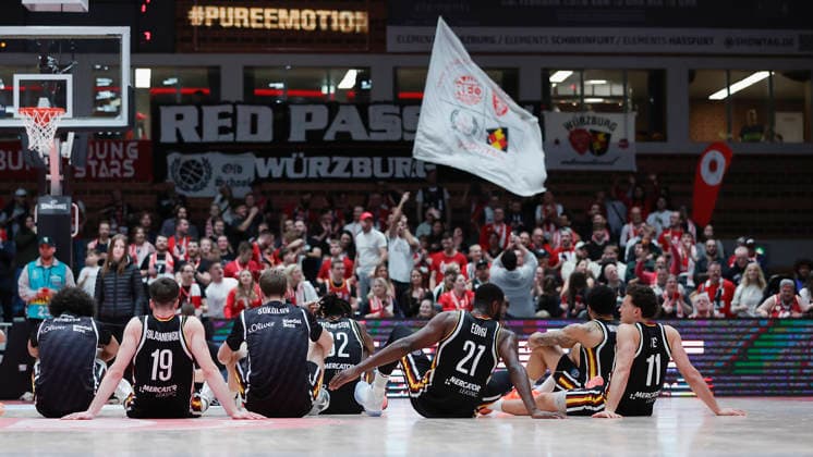 In the picture the players of the Wuerzburg Baskets sit on the floor after the victory and celebrate with their fans 11 02 2026, Fitness First Wuerzburg Baskets vs Unicaja Malaga, Basketball Champions League, Round of 16, Group K, Matchday 4, Germany, 97072, tectake Arena Wuerzburg, Copyright: HMBxMedia xJulienxBecker