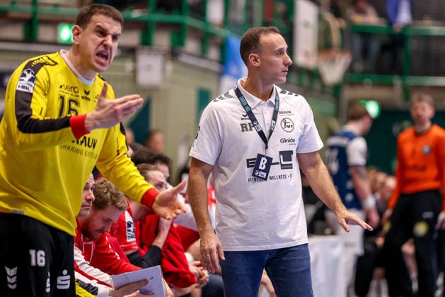 11 02 2026, Handball, 1 HBL, Bergischer HC MT Melsungen, Matchday 20, Uni Halle Wuppertal Roberto Garcia Parrondo Melsungen B gesticulating on the sidelines North Rhine-Westphalia Germany