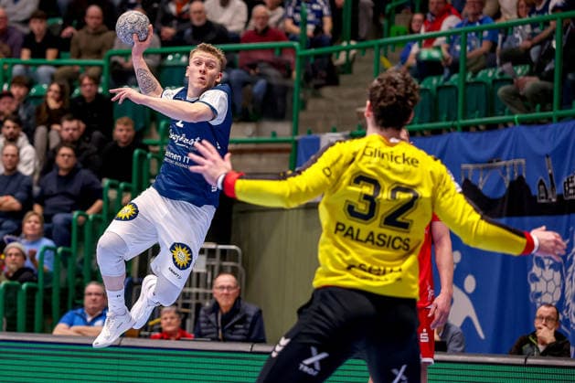 11 02 2026, Handball, 1 HBL, Bergischer HC MT Melsungen, Matchday 20, Uni Halle Wuppertal Noah Beyer BHC 02 throws the ball at goalkeeper Kristof Palasics goal Melsungen 32 North Rhine-Westphalia Germany
