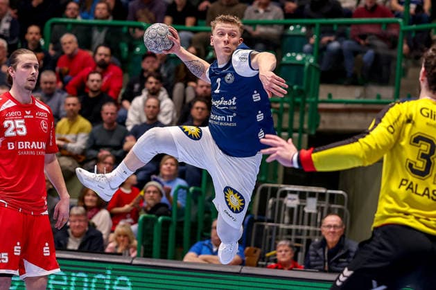 11 02 2026, Handball, 1 HBL, Bergischer HC MT Melsungen, Matchday 20, Uni Halle Wuppertal Noah Beyer BHC 02 throws the ball at goalkeeper Kristof Palasics goal Melsungen 32 North Rhine-Westphalia Germany