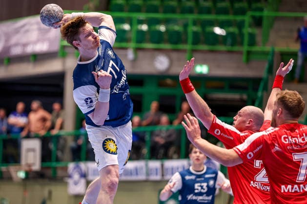 11 02 2026, Handball, 1 HBL, Bergischer HC MT Melsungen, 20 Matchday, Uni Halle Wuppertal Johannes Wasielewski BHC 77 throws the ball at the goal North Rhine-Westphalia Germany