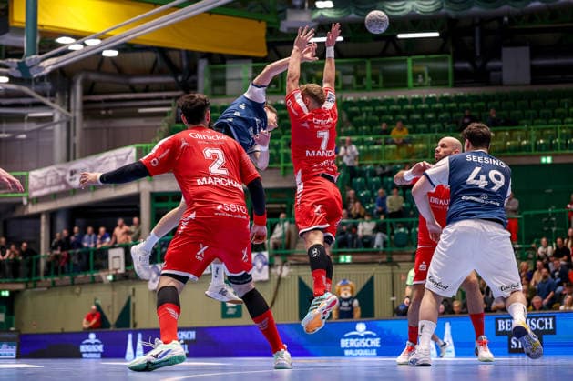 11 02 2026, Handball, 1 HBL, Bergischer HC MT Melsungen, 20 Matchday, Uni Halle Wuppertal David Mandic Melsungen 07 defends against Julian Fuchs BHC 46 North Rhine-Westphalia Germany