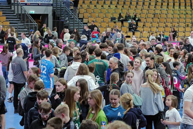 11 02 2026, xovx, Handball Daikin Handball Bundesliga, HSG Wetzlar Füchse Berlin Mathias Gidsel Superstar Füchse Berlin Well over 30 minutes after the end of the game, Nils Lichtlein Füchse Berlin stands patiently in the crowd surrounded by many young and old fans and diligently signs autographs Wetzlar Buderus Arena Hessen Germany EN