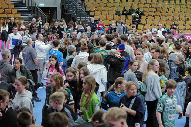 11 02 2026, xovx, Handball Daikin Handball Bundesliga, HSG Wetzlar Füchse Berlin Mathias Gidsel Superstar Füchse Berlin Well over 30 minutes after the end of the game, Nils Lichtlein Füchse Berlin stands patiently in the crowd surrounded by many young and old fans and diligently signs autographs Wetzlar Buderus Arena Hessen Germany EN
