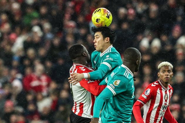 Premier League Sunderland v Liverpool Wataru Endo of Liverpool jumps up to win the high ball during the Premier League match Sunderland vs Liverpool at Stadium Of Light, Sunderland, United Kingdom on 11 February 2026 (Photo by Alfie Cosgrove News Images) Sunderland Stadium Of Light Tyne and Wear United Kingdom Copyright: xAlfiexCosgrove NewsxImagesx