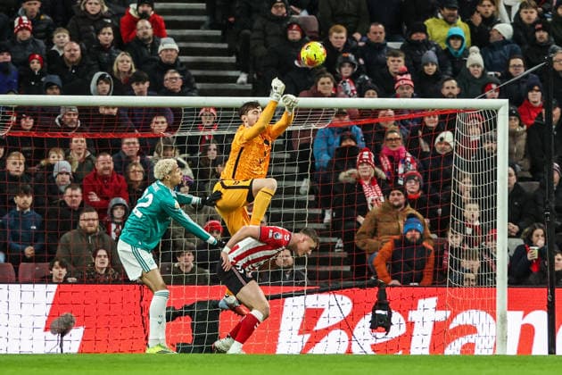 Premier League Sunderland v Liverpool Sunderland goalkeeper Robin Roefs punches the ball clear during the Premier League match Sunderland vs Liverpool at Stadium Of Light, Sunderland, United Kingdom on 11 February 2026 (Photo by Alfie Cosgrove News Images) Sunderland Stadium Of Light Tyne and Wear United Kingdom Copyright: xAlfiexCosgrove NewsxImagesx