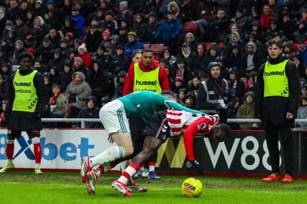 Sunderland v Liverpool, Premier League Andrew Robertson Of Liverpool fouls Habib Diarra Of Sunderland during the Sunderland v Liverpool Premier League match at the Stadium of Light, Sunderland, England on 11 February 2026 Credit: Lee Keuneke Every Second Media Editorial use only. All images are copyright Every Second Media Limited. No images may be reproduced without prior permission. All rights reserved. Premier League and Football League images are subject to licensing agreements with Football DataCo Limited. see https: www.football-dataco.com Copyright: xIMAGO EveryxSecondxMediax ESM-1795-0024 LeexKeunekex xEveryxSecondxMediax