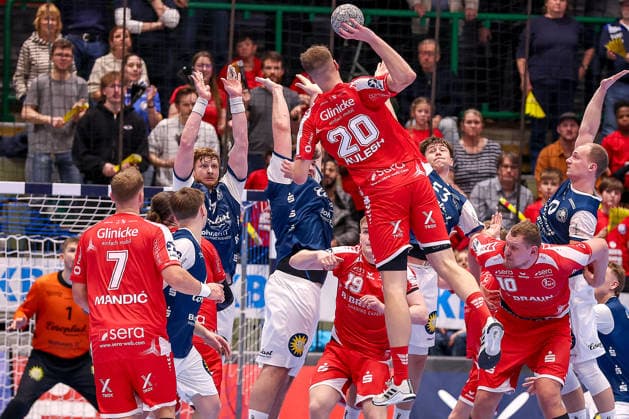 11 02 2026, Handball, 1 HBL, Bergischer HC MT Melsungen, Matchday 20, Uni Halle Wuppertal Uladzislau Kulesh Melsungen 20 throws the ball on goal over the wall of BHC Nordrhein Westfalen Germany