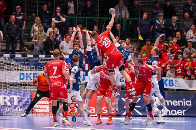 11 02 2026, Handball, 1 HBL, Bergischer HC MT Melsungen, Matchday 20, Uni Halle Wuppertal Uladzislau Kulesh Melsungen 20 throws the ball on goal over the wall of BHC Nordrhein Westfalen Germany
