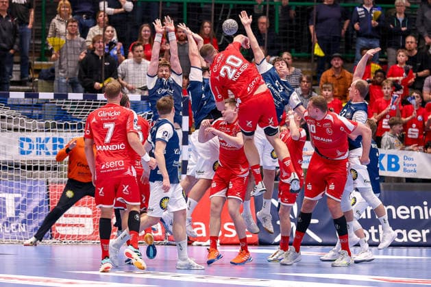 11 02 2026, Handball, 1 HBL, Bergischer HC MT Melsungen, Matchday 20, Uni Halle Wuppertal Uladzislau Kulesh Melsungen 20 throws the ball on goal over the wall of BHC Nordrhein Westfalen Germany