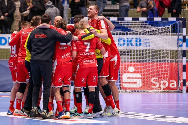 11 02 2026, Handball, 1 HBL, Bergischer HC MT Melsungen, Matchday 20, Uni Halle Wuppertal Closing cheers after Melsungens victory against BHC Nordrhein Westfalen Germany