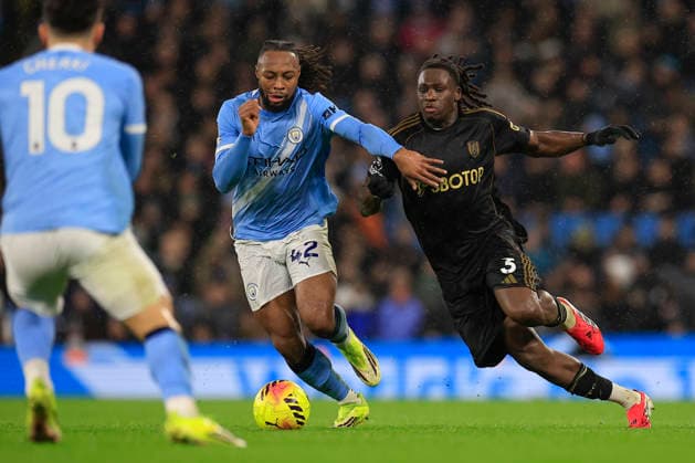 Manchester City v Fulham, Premier League Calvin Bassey (3) of Fulham and Antione Semenyo (42) of Manchester City challenge for the ball during the Premier League match between Manchester City and Fulham at the Etihad Stadium, Manchester, UK on 11 February 2026. Manchester Etihad Stadium Manchester UK Editorial use only DataCo restrictions apply See www.football-dataco.com , Copyright: xConorxMolloyx PSI-23725-0055