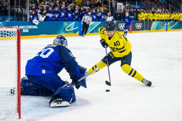 260211 Damian Clara of Italy and Elias Pettersson of Sweden in the men s Ice hockey, Eishockey game between Sweden and Italy during day 5 of the 2026 Winter Olympics on February 11, 2026 in Milan. Photo: Carl Sandin BILDBYRAN kod CS CS0870 ishockey ice hockey Olympic Games, Olympische Spiele, Olympia, OS olympics winter olympics os ol olympiska spel vinter-os olympiske leker milano cortina 2026 milan cortina 2026 milano cortina 2026 olympic games milano cortina 2026 winter olympic games milano cortina-os milano cortina-ol vinter-ol 5 bbeng sverige sweden italien italy *** 260211 Damian Clara of Italy and Elias Pettersson of Sweden in the men s ice hockey game between Sweden and Italy during day 5 of the 2026 Winter Olympics on February 11, 2026 in Milan Photo Carl Sandin BILDBYRAN kod CS CS0870 ishockey ice hockey olympic games olympics winter olympics os ol olympiska spel vinter os olympiske leker milano cortina 2026 milan cortina 2026 milano cortina 2026 olympic games milano cortina 2026 winter olympic games milano cortina os milano cortina ol vinter ol 5 bbeng sverige sweden italien italy  Copyright: CARLxSANDIN BB260211CS192