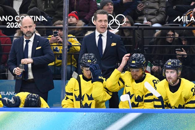 MILANO, ITALIEN 20260211 Tre kronors tränare Anders Sörensen och förbundskapten Sam Hallam under ishockeymatchen i grupp B mellan Sverige och Italien i Santagiulia Arena under OS i Milano. *** Bilden ingar i SPORTPAKET. För övriga BETALBILD *** MILANO ITALIEN x10070x *** MILANO, ITALY 20260211 Three crowns coach Anders Sörensen and team captain Sam Hallam during the ice hockey match in group B between Sweden and Italy in Santagiulia Arena during the Olympics in Milan The picture is in SPORTPAKET For others PAYPICTURE MILANO ITALY x10070x  Copyright: xJessicaxGow TTx OS 2026 ISHOCKEY SVERIGE-ITALIEN