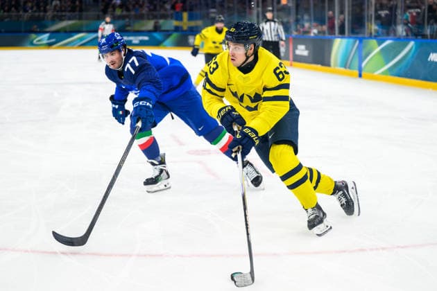 260211 Gregory Di Tomaso of Italy and Jesper Bratt of Sweden in the men s Ice hockey, Eishockey game between Sweden and Italy during day 5 of the 2026 Winter Olympics on February 11, 2026 in Milan. Photo: Carl Sandin BILDBYRAN kod CS CS0870 ishockey ice hockey Olympic Games, Olympische Spiele, Olympia, OS olympics winter olympics os ol olympiska spel vinter-os olympiske leker milano cortina 2026 milan cortina 2026 milano cortina 2026 olympic games milano cortina 2026 winter olympic games milano cortina-os milano cortina-ol vinter-ol 5 bbeng sverige sweden italien italy *** 260211 Gregory Di Tomaso of Italy and Jesper Bratt of Sweden in the men s ice hockey game between Sweden and Italy during day 5 of the 2026 Winter Olympics on February 11, 2026 in Milan Photo Carl Sandin BILDBYRAN kod CS CS0870 ishockey ice hockey olympic games olympics winter olympics os ol olympiska spel vinter os olympiske leker milano cortina 2026 milan cortina 2026 milano cortina 2026 olympic games milano cortina 2026 winter olympic games milano cortina os milano cortina ol vinter ol 5 bbeng sverige sweden italien italy  Copyright: CARLxSANDIN BB260211CS200
