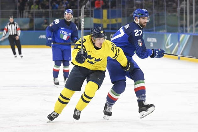 MILANO, ITALIEN 20260211 Sveriges Pontus Holmberg mot Italiens Thomas Larkin under ishockeymatchen i grupp B mellan Sverige och Italien i Santagiulia Arena under OS i Milano. *** Bilden ingar i SPORTPAKET. För övriga BETALBILD *** MILANO ITALIEN x10070x *** MILANO, ITALY 20260211 Swedens Pontus Holmberg against Italys Thomas Larkin during the Group B ice hockey match between Sweden and Italy at the Santagiulia Arena during the Milan Olympics Picture in SPORTPAKET For others PAYPICTURE MILANO ITALY x10070x  Copyright: xJessicaxGow TTx OS 2026 ISHOCKEY SVERIGE-ITALIEN