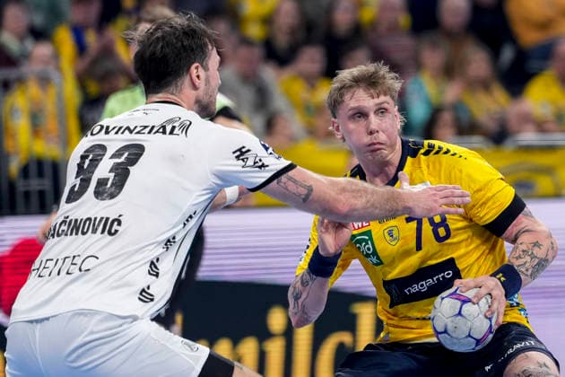 from left Veron Nacinovic THW, 93 , Edwin Aspenbäck RNL, 78 , duel, duel, tackle, tackling, dynamics, action, action, 11 02 2026, Mannheim Germany , Handball, Bundesliga, Rhein Neckar Löwen THW Kiel xozx
