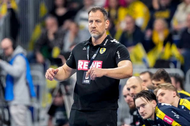 Maik Machulla coach, head coach, RNL , gives instructions, gestures, gesticulates with arms, single picture, single photo, action, action, 11 02 2026, Mannheim Germany , Handball, Bundesliga, Rhein Neckar Löwen THW Kiel xozx