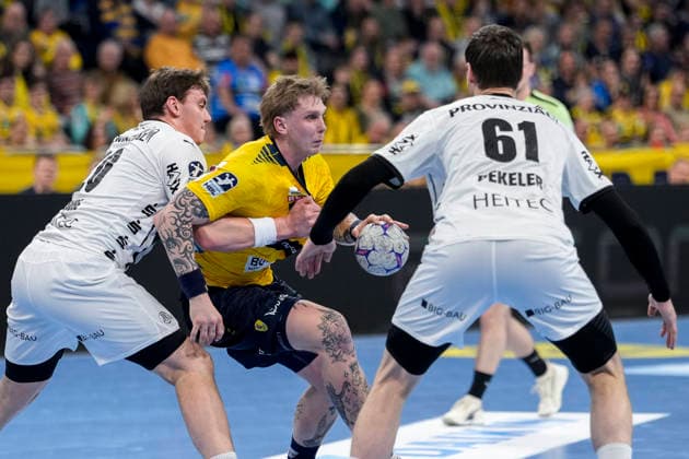from left Lukas Laube THW, 20 , Edwin Aspenbäck RNL, 78 , Hendrik Pekeler THW, 61 , duel, duel, tackle, tackling, dynamics, action, action, 11 02 2026, Mannheim Germany , Handball, Bundesliga, Rhein Neckar Löwen THW Kiel xozx