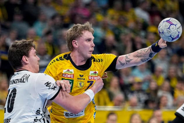 from left Lukas Laube THW, 20 , Edwin Aspenbäck RNL, 78 , duel, duel, tackle, tackling, dynamics, action, action, 11 02 2026, Mannheim Germany , Handball, Bundesliga, Rhein Neckar Löwen THW Kiel xozx