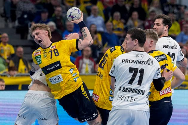 from left Magnus Landin Jacobsen THW, 7 , Edwin Aspenbäck RNL, 78 , Elias Ellefsen a Skipagotu THW, 71 , duel, duel scene, duel, tackle, tackling, dynamics, action, action, 11 02 2026, Mannheim Germany , Handball, Bundesliga, Rhein Neckar Löwen THW Kiel xozx