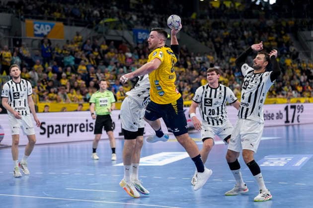 from left Hendrik Pekeler THW, 61 , Jannik Kohlbacher RNL, 80 , Lukas Laube THW, 20 , Domagoj Duvnjak THW, 4 , duel, duel scene, duel, tackle, tackling, dynamics, action, action, 11 02 2026, Mannheim Germany , Handball, Bundesliga, Rhein Neckar Löwen THW Kiel xozx