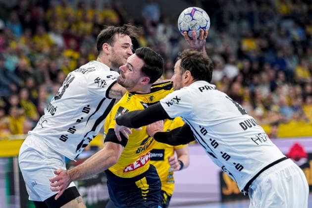 v li Veron Nacinovic THW, 93 , Dani Baijens RNL, 77 , Domagoj Duvnjak THW, 4 , duel, duel, tackle, tackling, dynamics, action, action, 11 02 2026, Mannheim Germany , Handball, Bundesliga, Rhein Neckar Löwen THW Kiel xozx