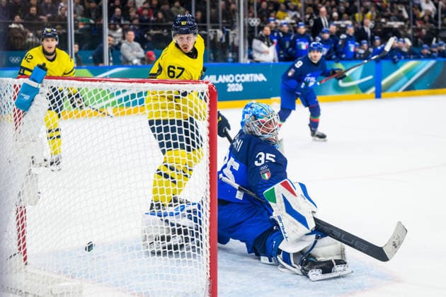 260211 Rickard Rakell of Sweden and Davide Fadani of Italy in the men s Ice hockey, Eishockey game between Sweden and Italy during day 5 of the 2026 Winter Olympics on February 11, 2026 in Milan. Photo: Carl Sandin BILDBYRAN kod CS CS0870 ishockey ice hockey Olympic Games, Olympische Spiele, Olympia, OS olympics winter olympics os ol olympiska spel vinter-os olympiske leker milano cortina 2026 milan cortina 2026 milano cortina 2026 olympic games milano cortina 2026 winter olympic games milano cortina-os milano cortina-ol vinter-ol 5 bbeng sverige sweden italien italy *** 260211 Rickard Rakell of Sweden and Davide Fadani of Italy in the men s ice hockey game between Sweden and Italy during day 5 of the 2026 Winter Olympics on February 11, 2026 in Milan Photo Carl Sandin BILDBYRAN kod CS CS0870 ishockey ice hockey olympic games olympics winter olympics os ol olympiska spel vinter os olympiske leker milano cortina 2026 milan cortina 2026 milano cortina 2026 olympic games milano cortina 2026 winter olympic games milano cortina os milano cortina ol vinter ol 5 bbeng sverige sweden italien italy  Copyright: CARLxSANDIN BB260211CS204