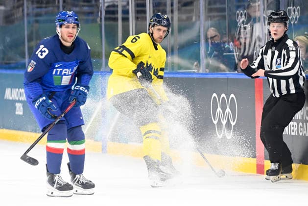 MILANO, ITALIEN 20260211 Italiens Matt Bradely och Sveriges Philip Broberg under ishockeymatchen i grupp B mellan Sverige och Italien i Santagiulia Arena under OS i Milano. *** Bilden ingar i SPORTPAKET. För övriga BETALBILD *** MILANO ITALIEN x10070x *** MILANO, ITALY 20260211 Italys Matt Bradely and Swedens Philip Broberg during the Group B ice hockey match between Sweden and Italy at the Santagiulia Arena during the Milan Olympics Picture in SPORT PACKAGE For others PAY PICTURE MILANO ITALY x10070x  Copyright: xJessicaxGow TTx OS 2026 ISHOCKEY SVERIGE-ITALIEN
