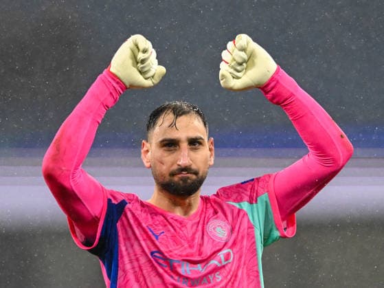 Manchester City v Fulham Premier League Gianluigi Donnarumma of Manchester City appreciates the supporters at the end of the game during the Premier League match at the Etihad Stadium, Manchester 11 02 2026 UK Newspapers OUT Copyright: xKarlxVallantinex FIL-22960-0078