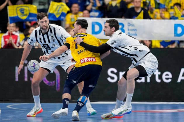 from left Harald Reinkind THW, 6 , Dani Baijens RNL, 77 , Hendrik Pekeler THW, 61 , duel, duel, tackle, tackling, dynamics, action, action, 11 02 2026, Mannheim Germany , Handball, Bundesliga, Rhein Neckar Löwen THW Kiel xozx