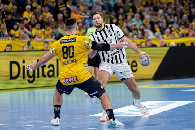 from left Jannik Kohlbacher RNL, 80 , Harald Reinkind THW, 6 , duel, duel, tackle, tackling, dynamics, action, action, 11 02 2026, Mannheim Germany , Handball, Bundesliga, Rhein Neckar Löwen THW Kiel xozx