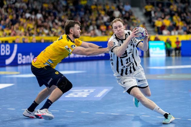 from left Steven Plucnar Jacobsen RNL, 9 , Eric Johansson THW, 21 , duel, duel, tackle, tackling, dynamics, action, action, 11 02 2026, Mannheim Germany , Handball, Bundesliga, Rhein Neckar Löwen THW Kiel xozx