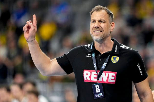 Maik Machulla coach, head coach, RNL , gives instructions, gestures, gesticulates with arms, single image, single photo, action, action, 11 02 2026, Mannheim Germany , Handball, Bundesliga, Rhein Neckar Löwen THW Kiel xozx
