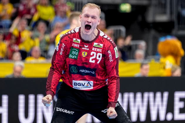 David Späth goalkeeper, RNL, 29 , Rhein Neckar Löwen player, single picture, single photo, action, cheer, cheers, cheers, celebration, joy, rejoice, rejoicing, confident, optimistic, positive, game scene, 11 02 2026, Mannheim Germany , Handball, Bundesliga, Rhein Neckar Löwen THW Kiel xozx